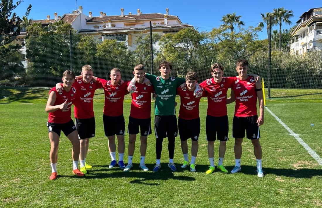 Bryne har med seg flere juniorer fra både A-stall og akademiet: Håkon Tveit, Christoffer Voll, Jaran Eike Østrem, David Motland, Andreas Grøttjord, Martin Åmot Lye, David Aksnes og Kristian Håland. <em>Foto: Mats Thornes</em>