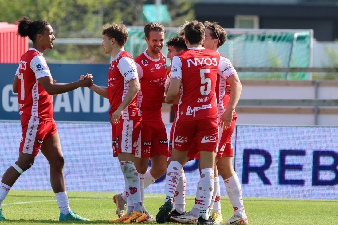 Bryne jubler etter at Duarte Moreira har scoret mot Mjøndalen.