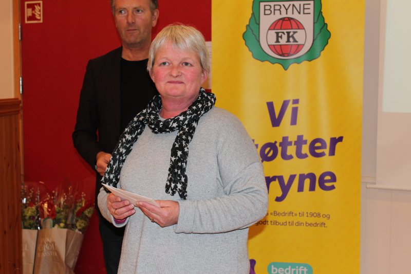 Edith Sele fikk et gavekort for 20 aktive år i klubben.