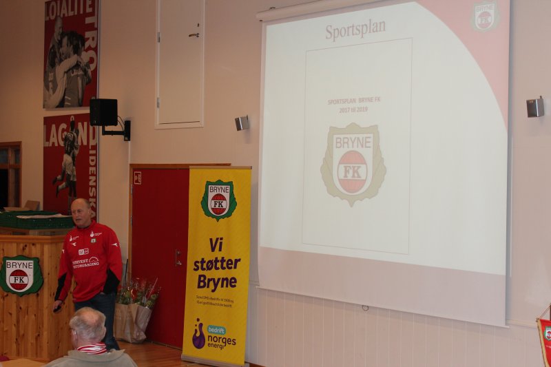 Espen Undheim presenterte ny sportsplan som ble godkjent på årsmøtet.