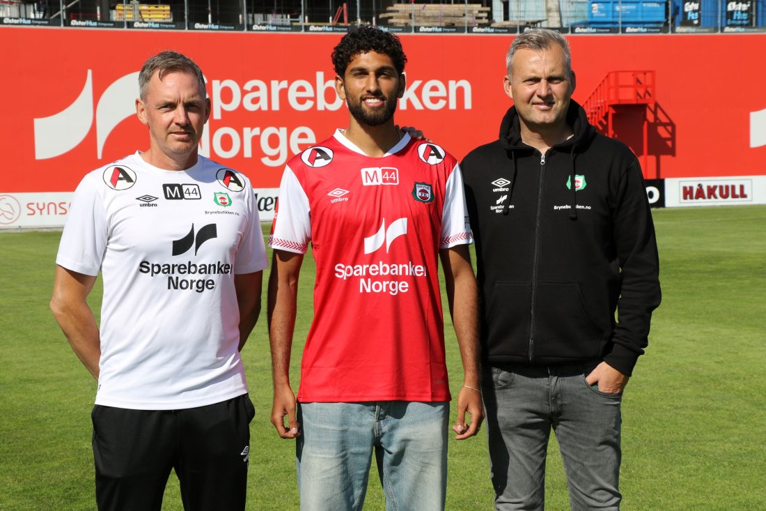 Hovedtrener Kevin Knappen og Sportssjef Roger Eskeland sammen med nysigneringen. Foto: Svenn Olav Sele