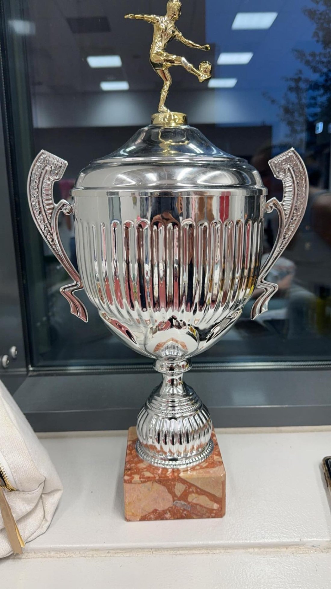 Pokal etter seier i b-sluttspill