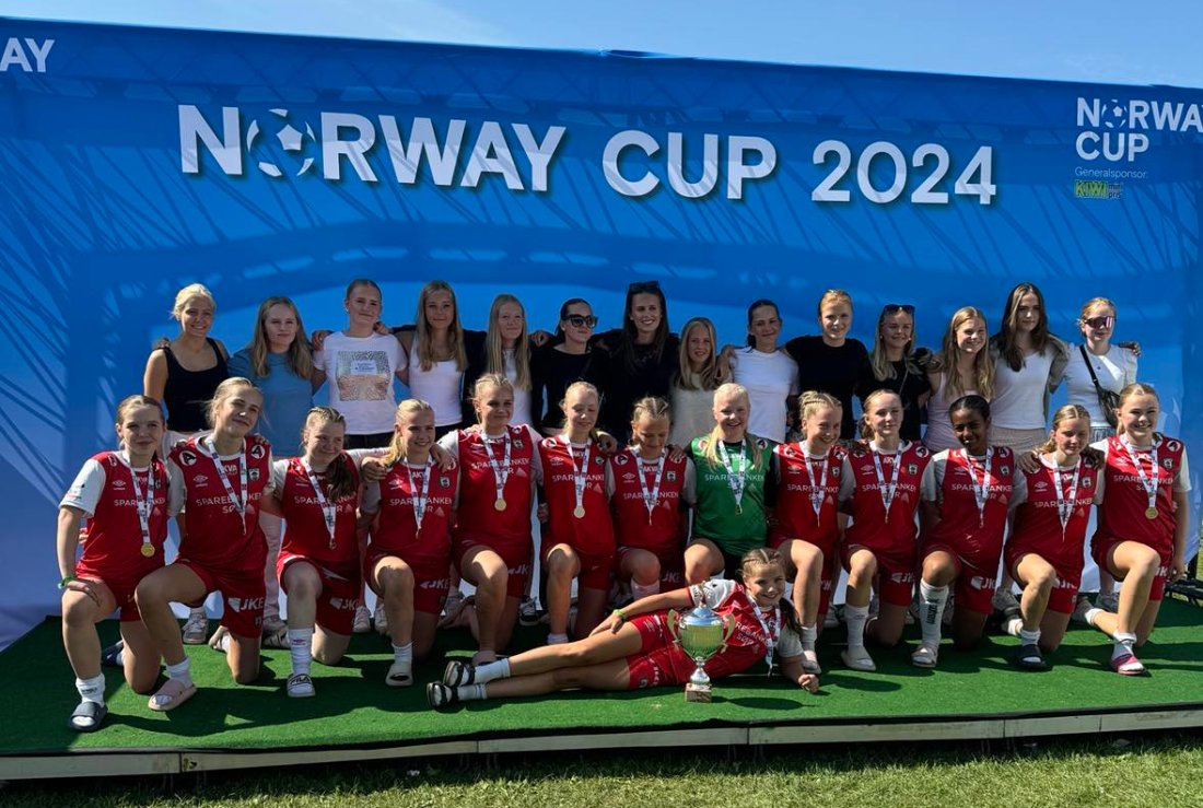 Hele jenter 15 gjengen etter Bryne 1 hadde fått pokal