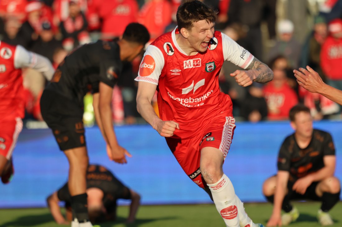 Axel Kryger jubler etter å ha hamret inn 2-1 til Bryne. Foto: Svenn Olav Sele