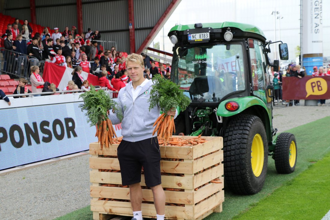 Mot Vålerenga får Brynes beste spiller kålrot fra Jone Wiig. Her fra forrige kamp der Sanel Bojadzic dro hjem med 500 kilo gulrøtter.