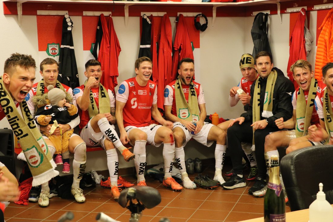 Pål Aamodt og laget feirer opprykk til OBOS-ligaen i 2020.