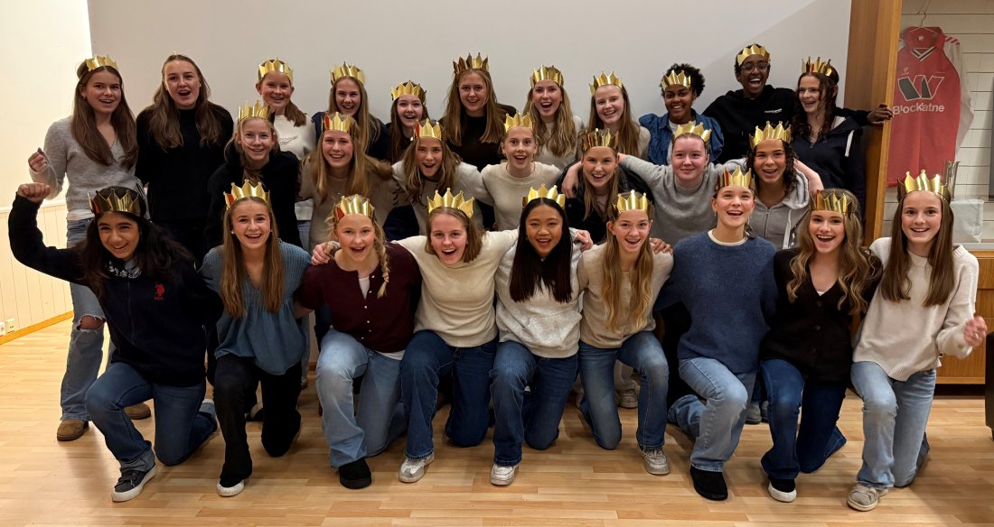 Gullfest på klubbhuset. Bak fra venstre: Øydis Risa, Regina Berland, Ingrid Skogvold, Beate Hognestad, Lotte Mellemstrand Bore, Rikke Refsnes, Tiril Stensland, Ingrid Eikeland, Sofia Bjaanes, Karu Mamud og Lilly Rose Dalgetty.<strong> </strong>Midten fra venstre: Mia Mellgren Haugland, Susanne Bransvik, Alvilde Vollsund, Liv Stueland Gallefoss, Lille Langli, Amalie Vold og Mille Wist. Foran fra venstre: Nadia Ali Said, Anna Sandve, Karen Hafver, Nora Særheim, Eisia Høines, Natalie Øie, Karete Veen, Iben Herigstad Aase og Tomine Bratland-Scheie.