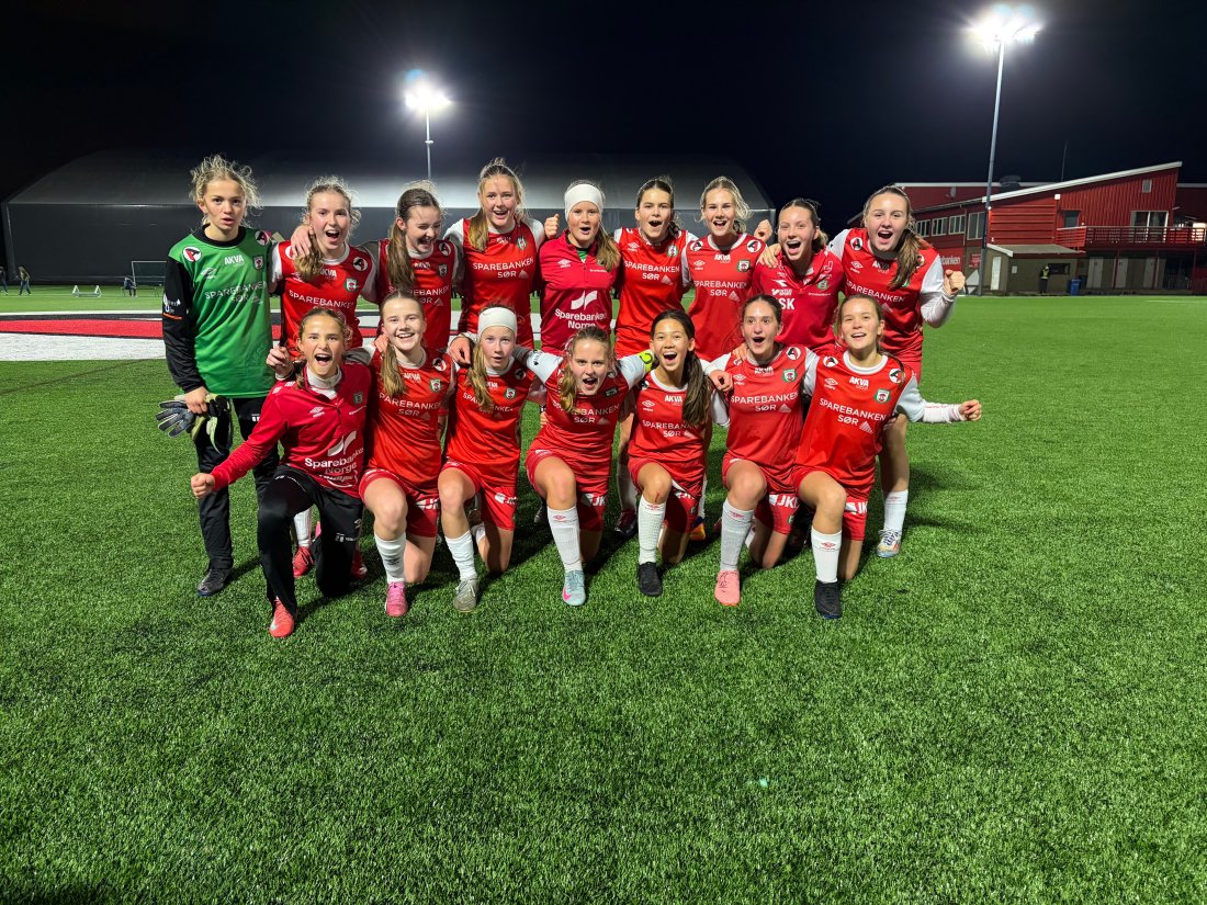 Jubelbrøl etter siste seriekamp på Aarbakkebanen. Bak fra venstre: Natalie Øie, Tiril Stensland, Lotte Mellemstrand Bore, Rikke Refsnes, Ingrid Skogvold, Øydis Risa, Beate Hognestad, Tomine Seland Karlsbakk og Regina Berland. Foran fra venstre: Alvilde Vollsund, Ingrid Eikeland, Mia Mellgren Haugland, Nora Særheim, Julia Mørk-Madsen, Ines Zekic og Karete Veen.