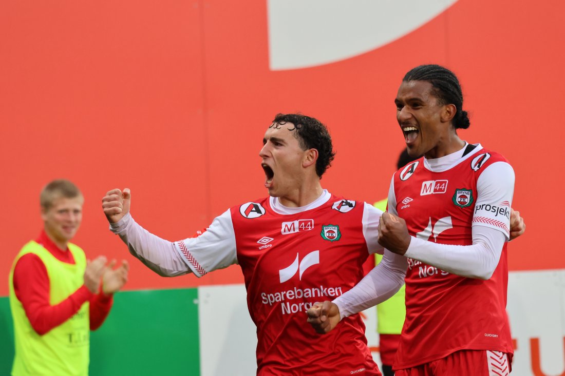 Duarte Moreira og Alfred Scriven feirer scoring mot Rosenborg i Eliteserien 2025.