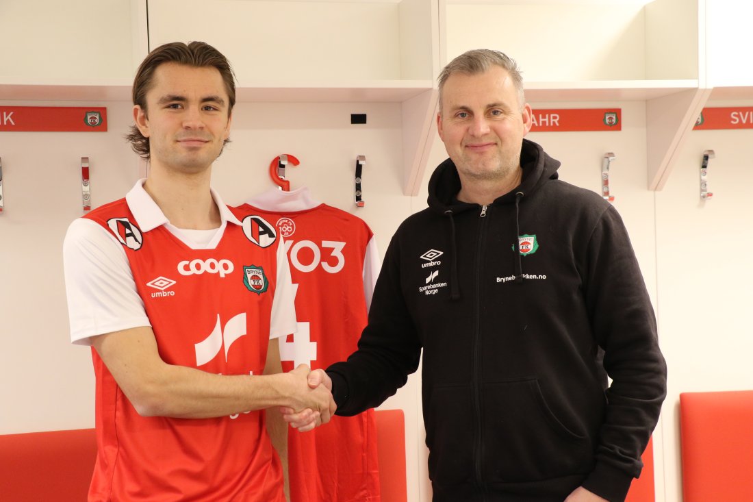 Sportslig leder Roger Eskeland ønsker Fabian Jeppestøl Engedal velkommen til klubben. <em>Foto: Svenn Olav Sele</em>