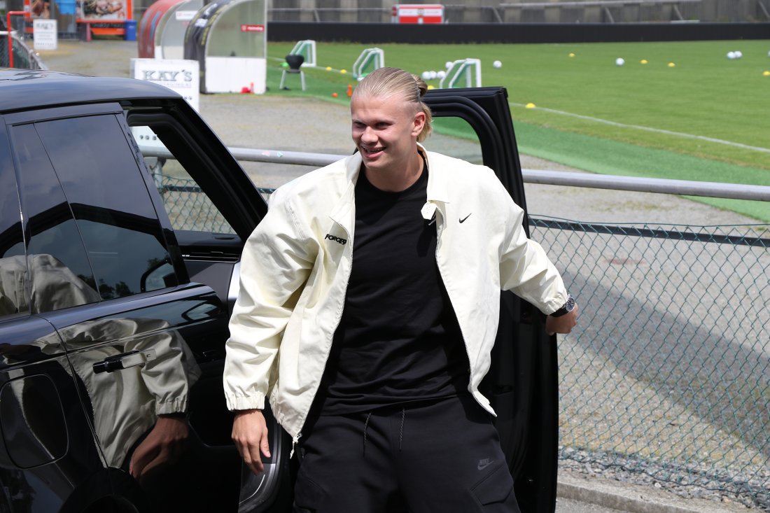 Erling Haaland, her på besøk på Bryne stadion, er glad for å kunne bidra til Gatelags-prosjektet.