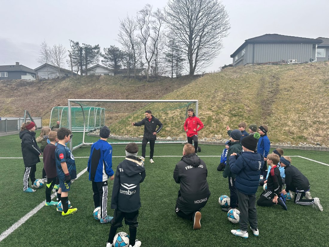 Imre og Kristian svarte på spørsmål fra barne som lurte på hva som skulle til for å bli en profesjonell fotballspiller.