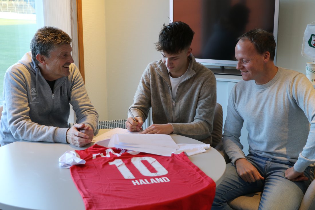 Daglig leder Hans Øyvind Sagen, Kristian Håland og pappa Hans Kristian Håland signerer ny kontrakt. <em>Foto: Svenn Olav Sele</em>