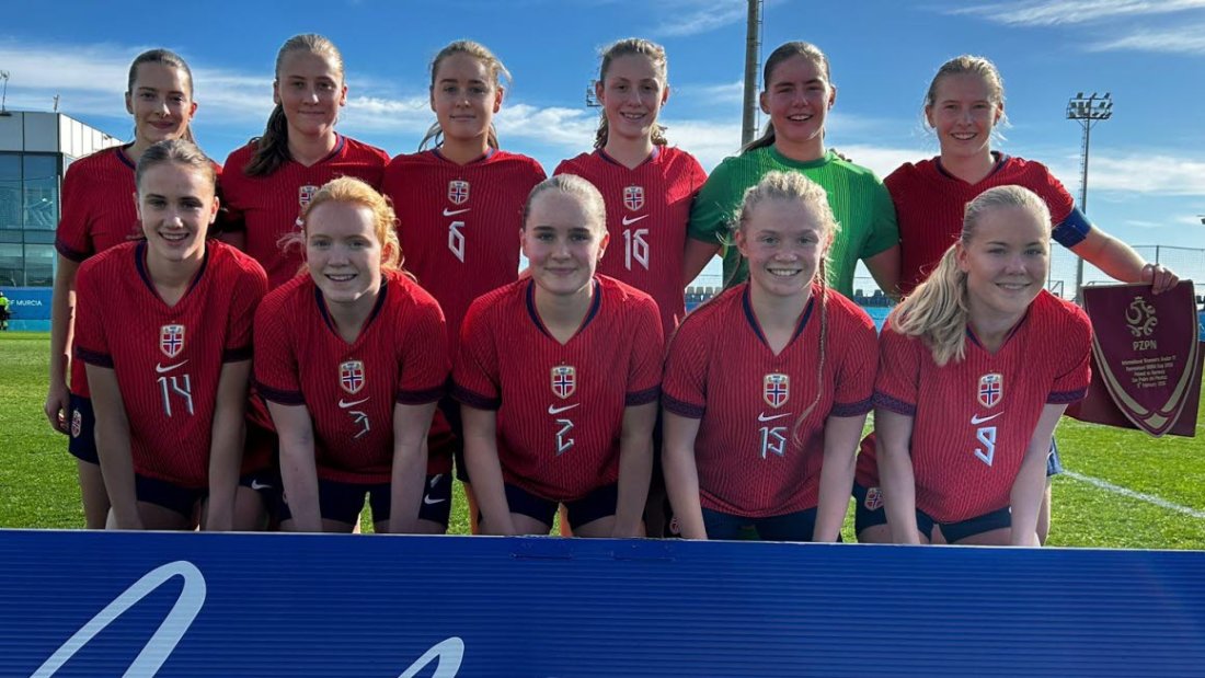 Hanne Nesse (nummer 9) og resten av førsteelleveren før kampen mot Polen. Foto: Steinar Green Hansen / NFF