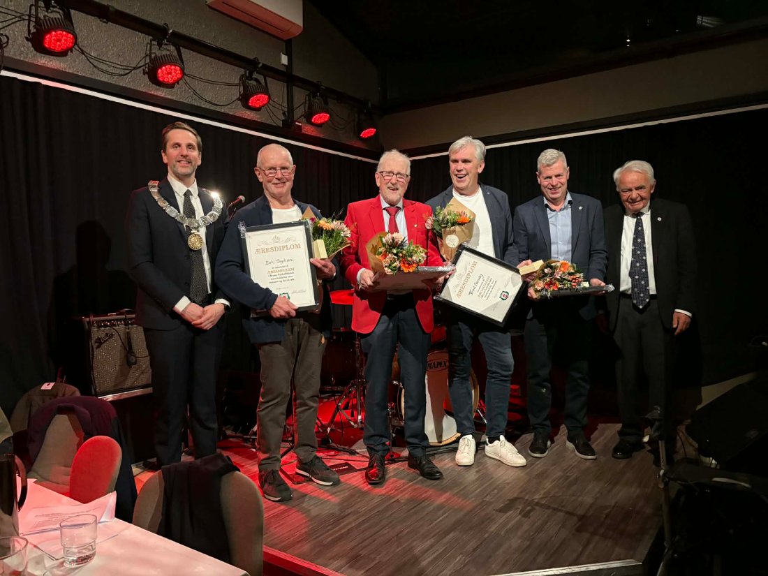 Ordfører Andreas Vollsund sammen med nye æresmedlemmer (f.v.) Birk Engstrøm, Kjell Olav Stangeland, Trond Sirevåg, Paal Fjeldstad. Per Ravn Omdal fra NFF helt til høre. Sverre Sele, Tuva Hansen, Alfie Haaland og Arne Larsen Økland var ikke tilstede.