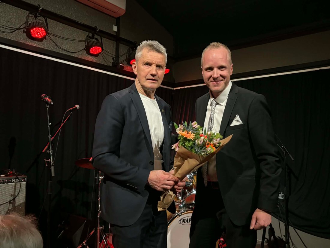 Styreleder i Bryne FK Kristoffer Lerstøl fikk æren av å dele ut gave til Gabriel Høyland for imponerende 50 år i klubben.