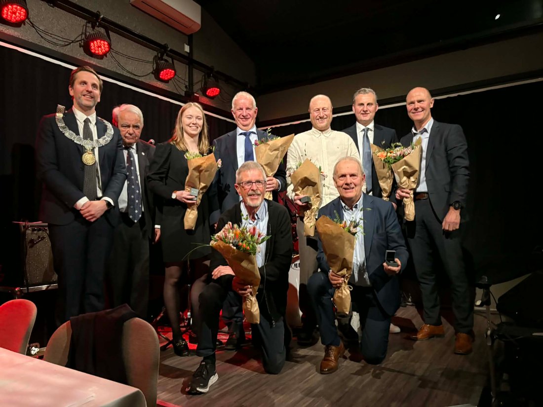 Ordfører Andreas Vollsund og Per Ravn Omdal fra NFF (bak f.v.) delte ut Hederstegn i gull til Karina Fløysvik Hæåk, Kurth Gausland, Espen Undheim, Roger Eskeland, Terje Nesse. Samt til Endre Refsnes og Håkon Urstad som satt foran. Hans Olav Frette var ikke til stede.