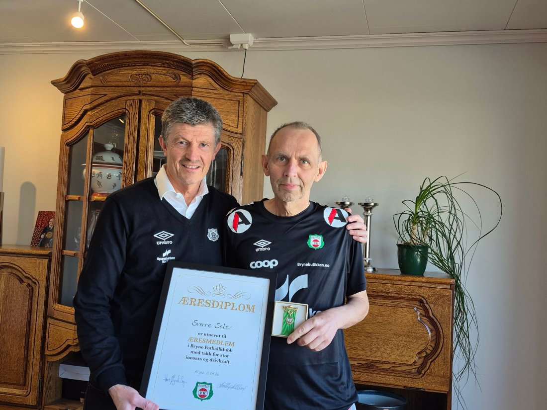 Sverre Sele var ikke til stede under jubileumet men fikk sitt bevis på at han er ny æresmedlem i klubben fra daglig leder Hans Øyvind Sagen.