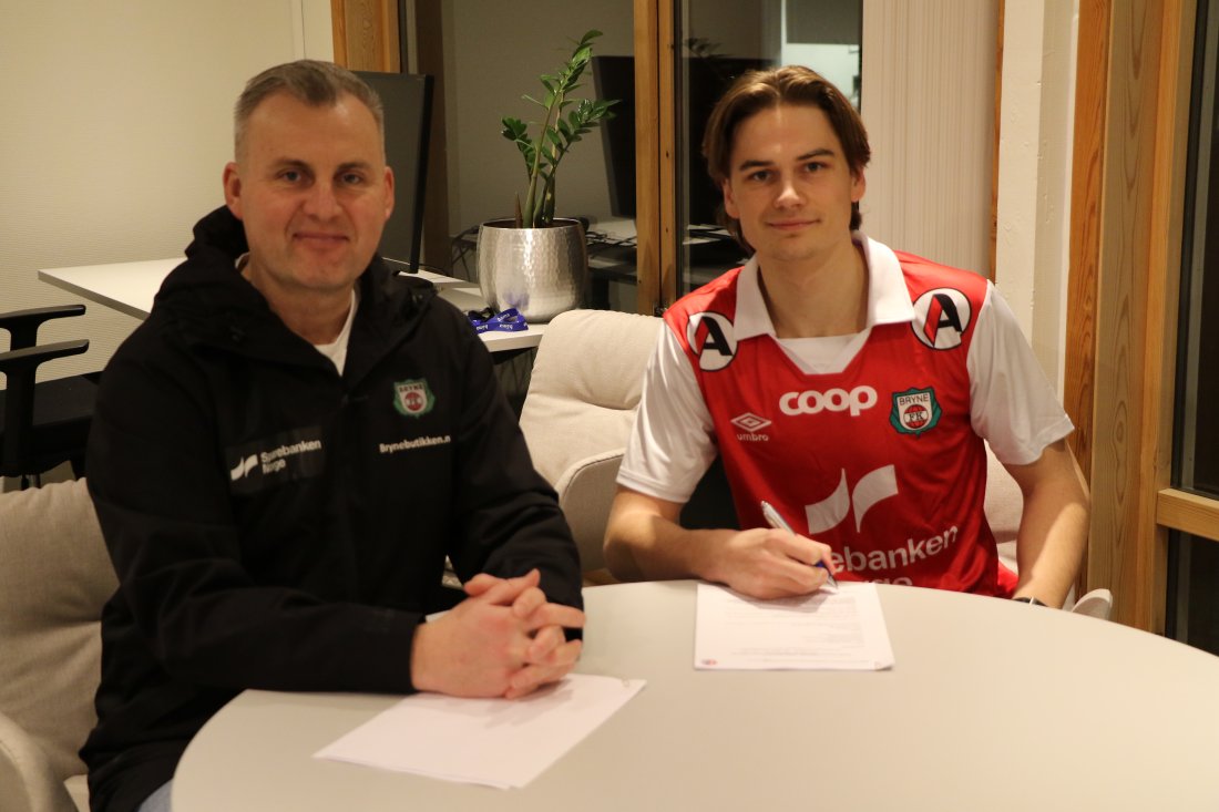 Roger Eskeland og Adrian Røragen Hermansen signerer kontrakt på Bryne stadion. <em>Foto: Svenn Olav Sele, Bryne FK</em>