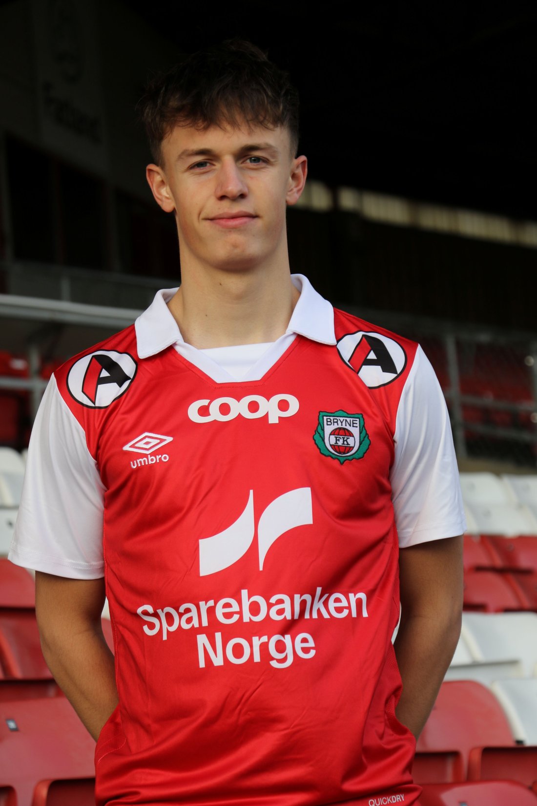 Kristian Håland viser frem den nye hjemmedrakten for neste sesong.