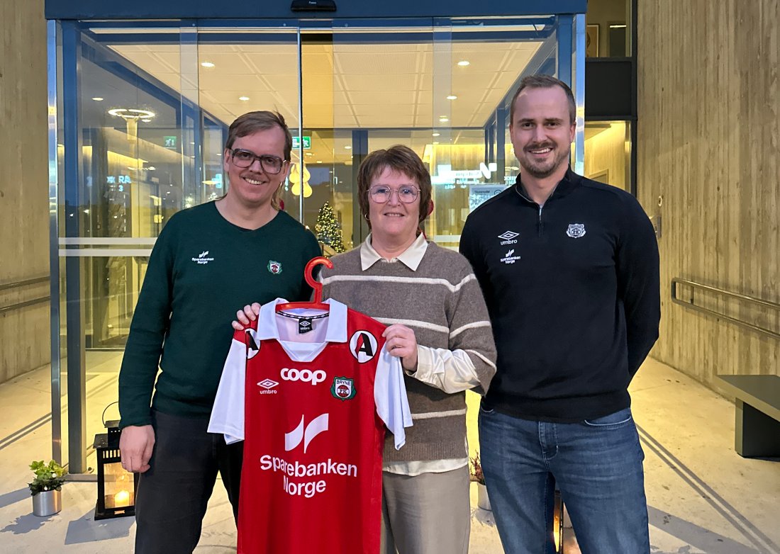 Bryne FK og COOP har inngått en ny avtale for 2026- og 2027-sesongen. Regionsdirektør i COOP Sørvest Liv Skretting sammen med markedsavdelingen i Bryne FK.