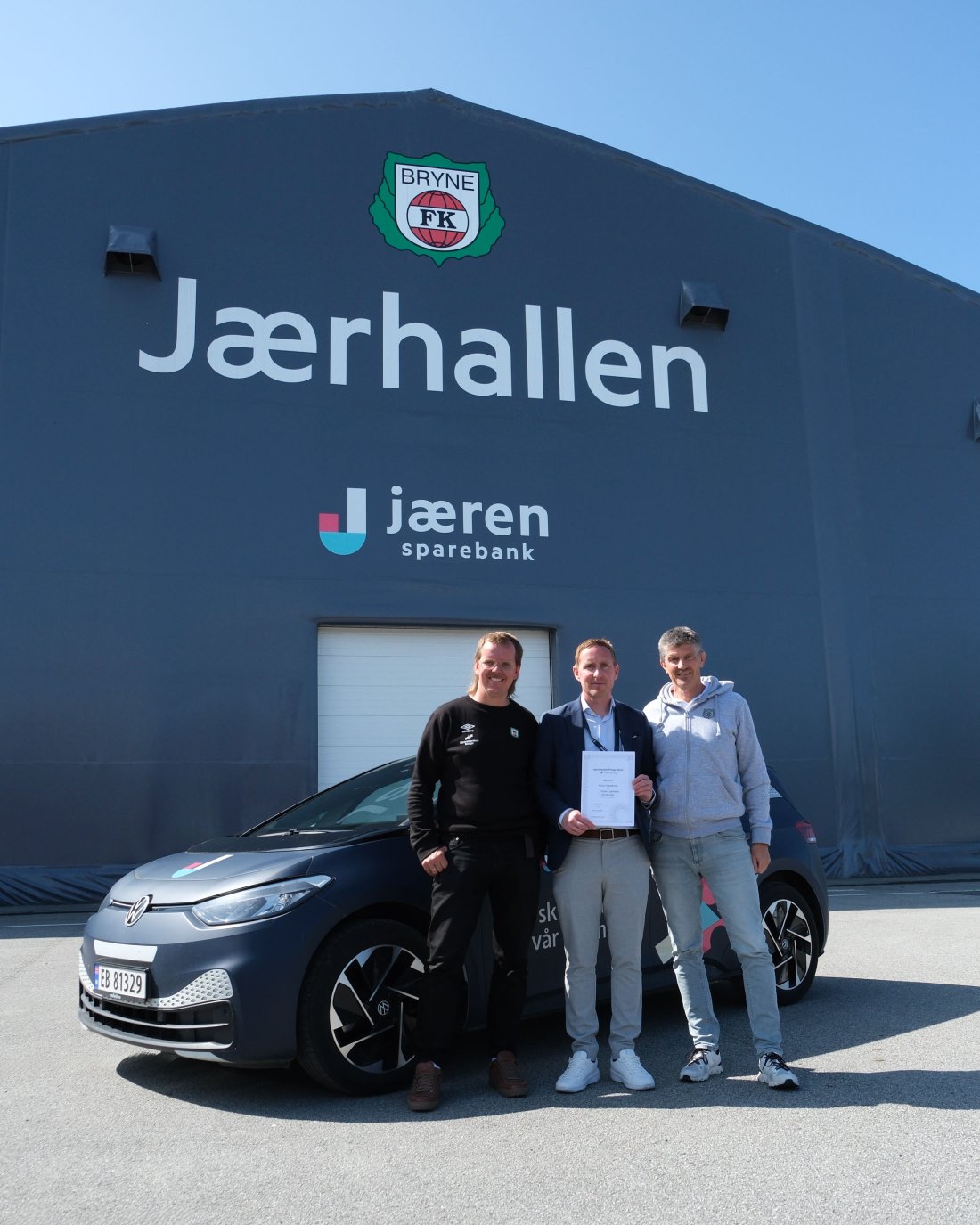 Bjørn Hagerup Røken og Hans Øyvind Sagen sammen med banksjef Geir Magne Tjåland i Jæren Sparebank.