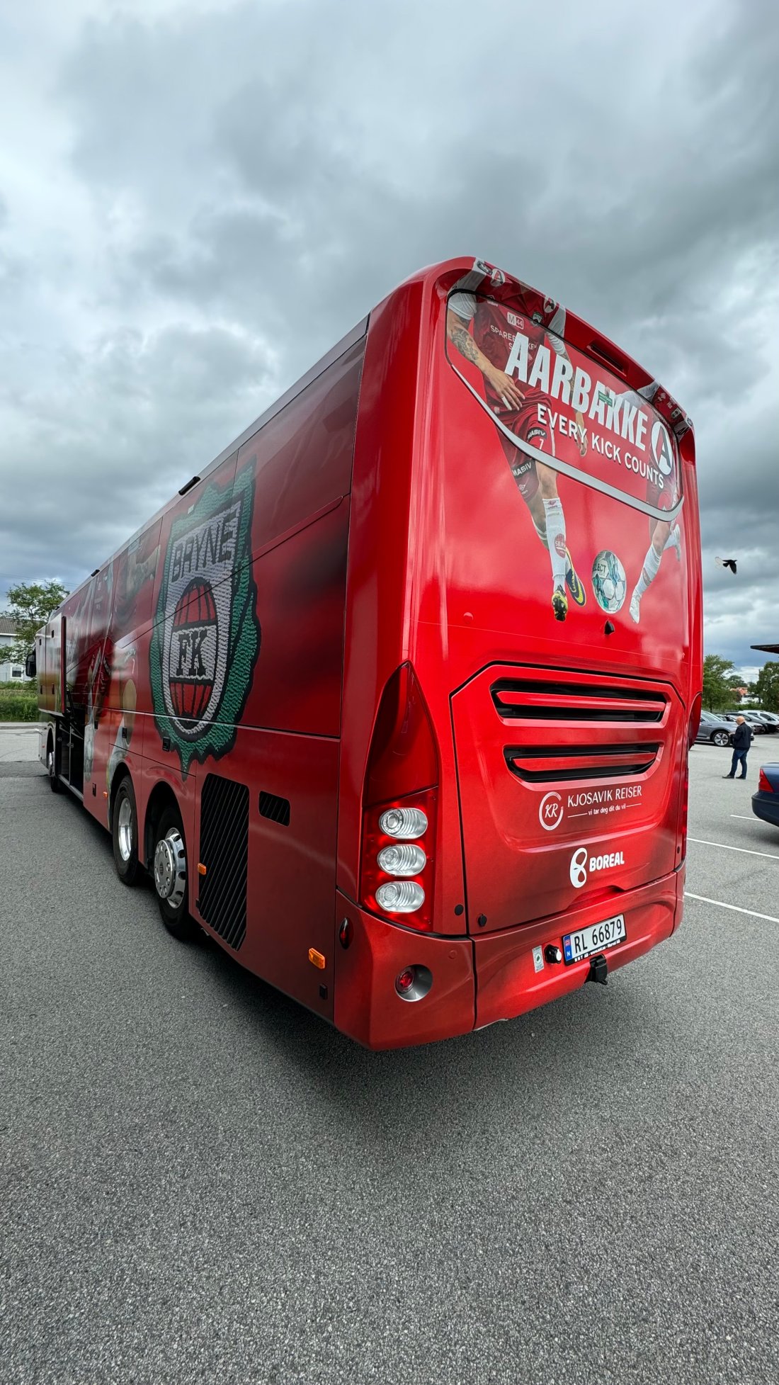 Aarbakke har fått baksiden av bussen der de har gjort om slagordet deres med en fotballvri.