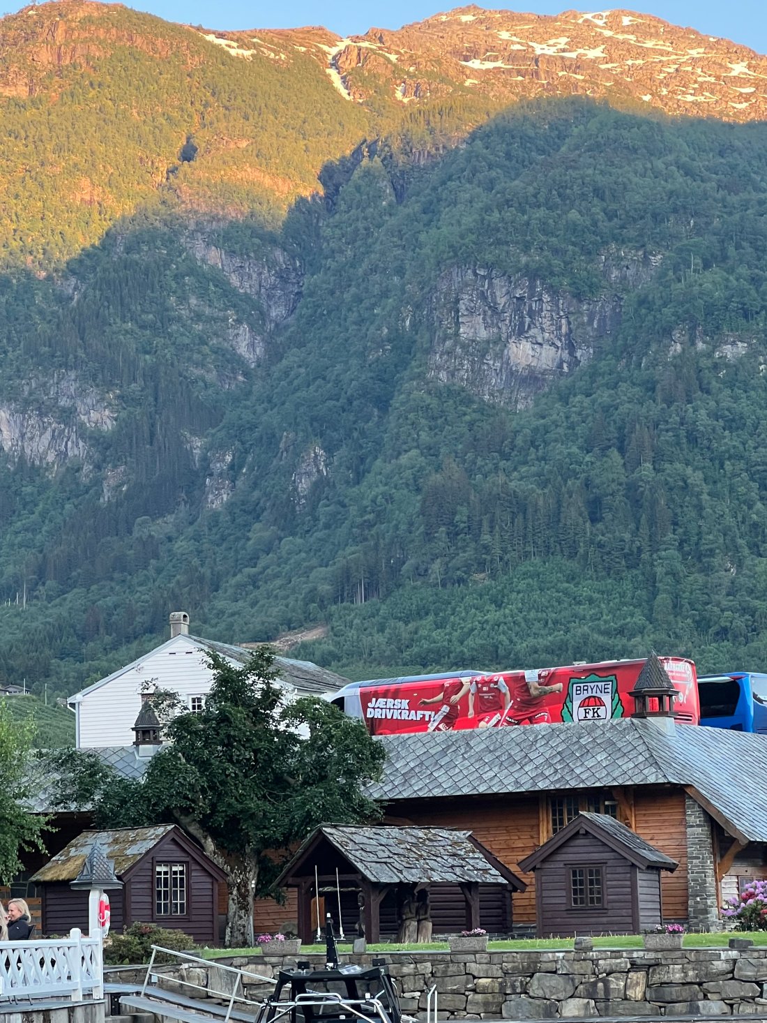 Bussen viser godt igjen i norsk natur. Her parkert i Ullensvang i Hardanger.