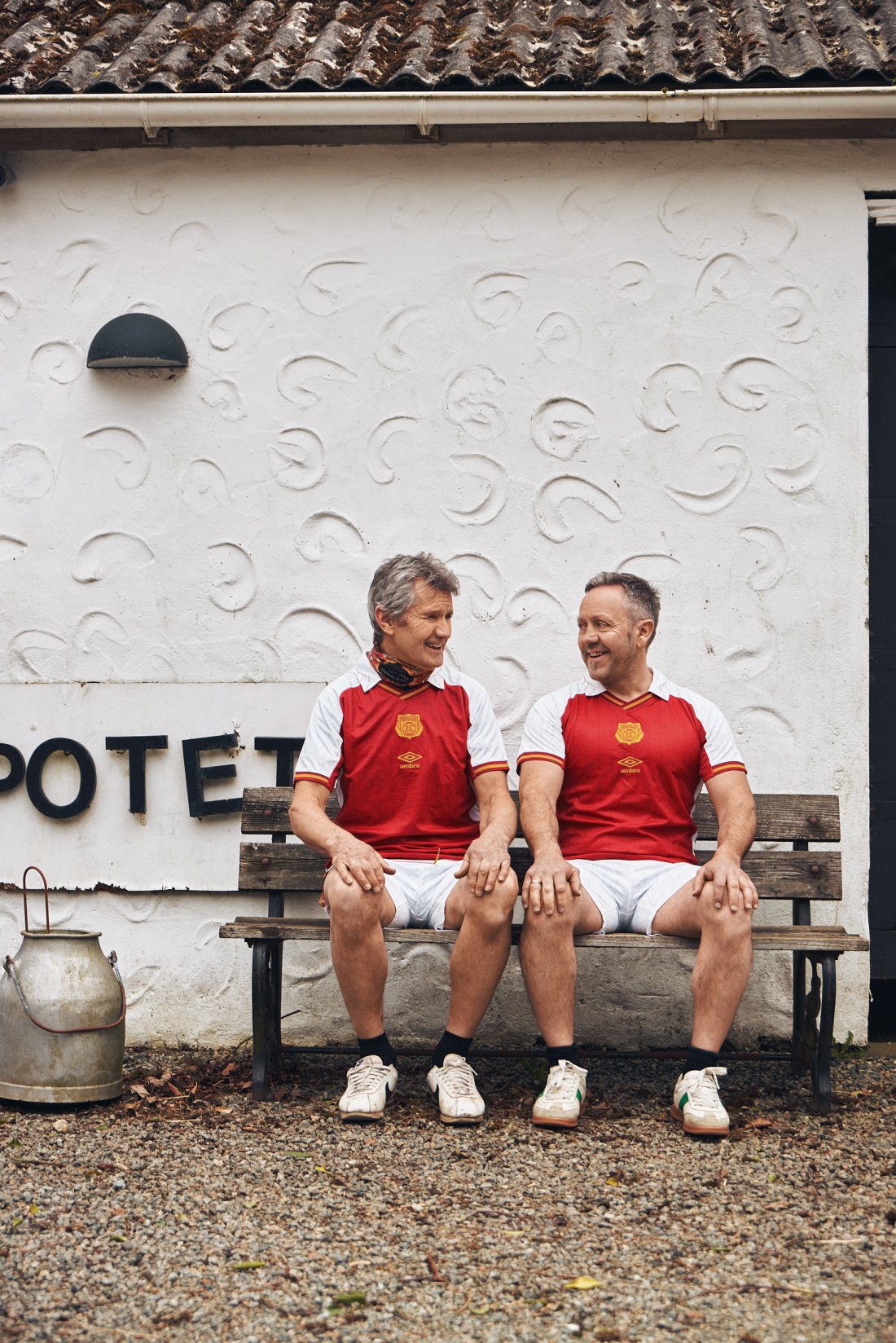 Brynelegendene Gabriel Høyland og Einar Braut i de nye jubileumsdraktene. Foto: Øystein Haara