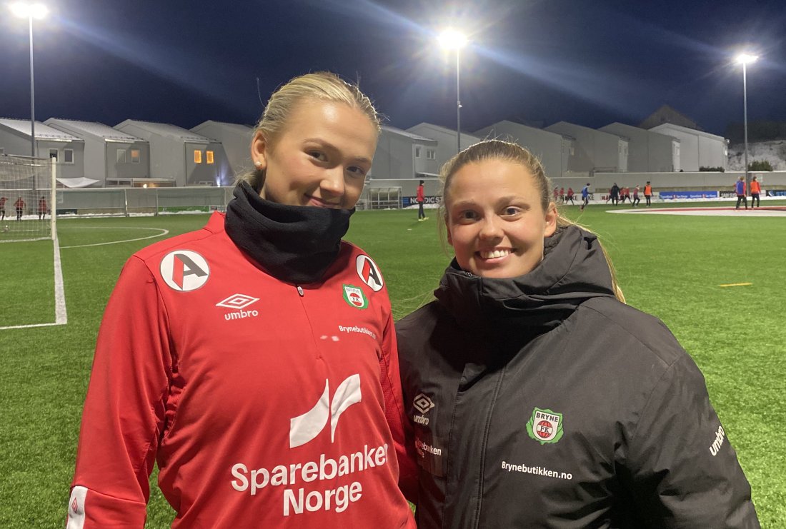 Ny spiller Guro Koll-Frafjord (t.h.) og ny hovedtrener Anne Lise Olsen (t.v.) er klar for en ny sesong i en ny divisjon for Bryne FK.