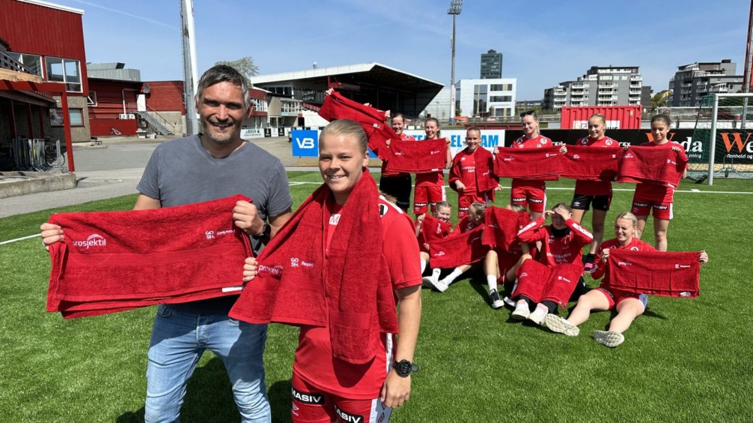 Sverre Heskestad og Prosjektil er flinke til å bli med på stunt for damelaget. I fjor spanderte de hånkle på hele laget slik at både hjemmelaget og bortelaget har håndkle klar i garderoben.