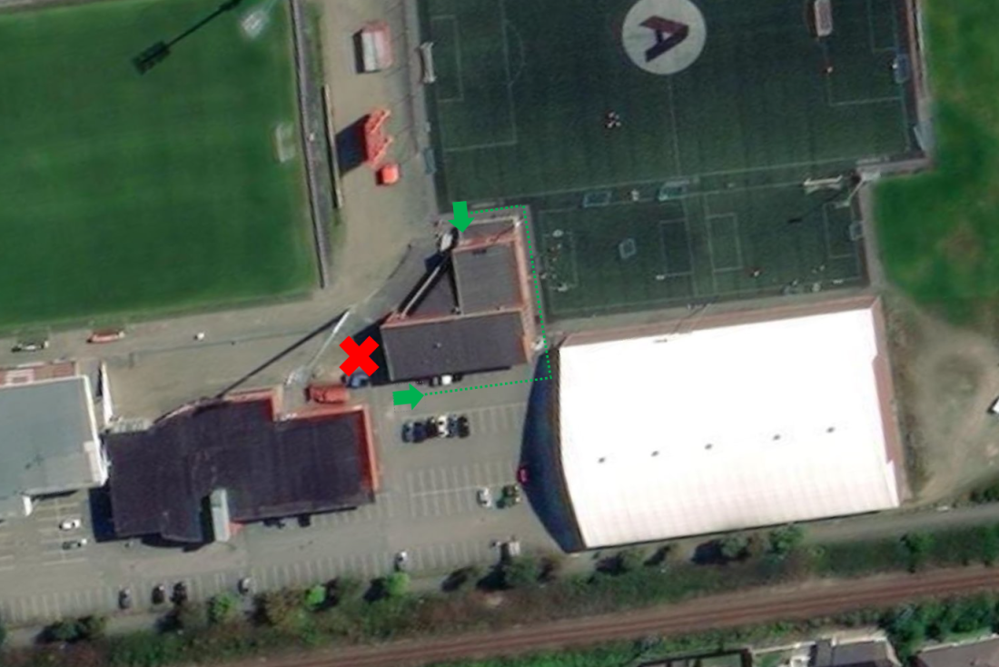 Hovedinngangen til klubbhuset er midlertidig stengt. Vennligst benytt inngangen fra Aarbakkebanen som vist på bildet.