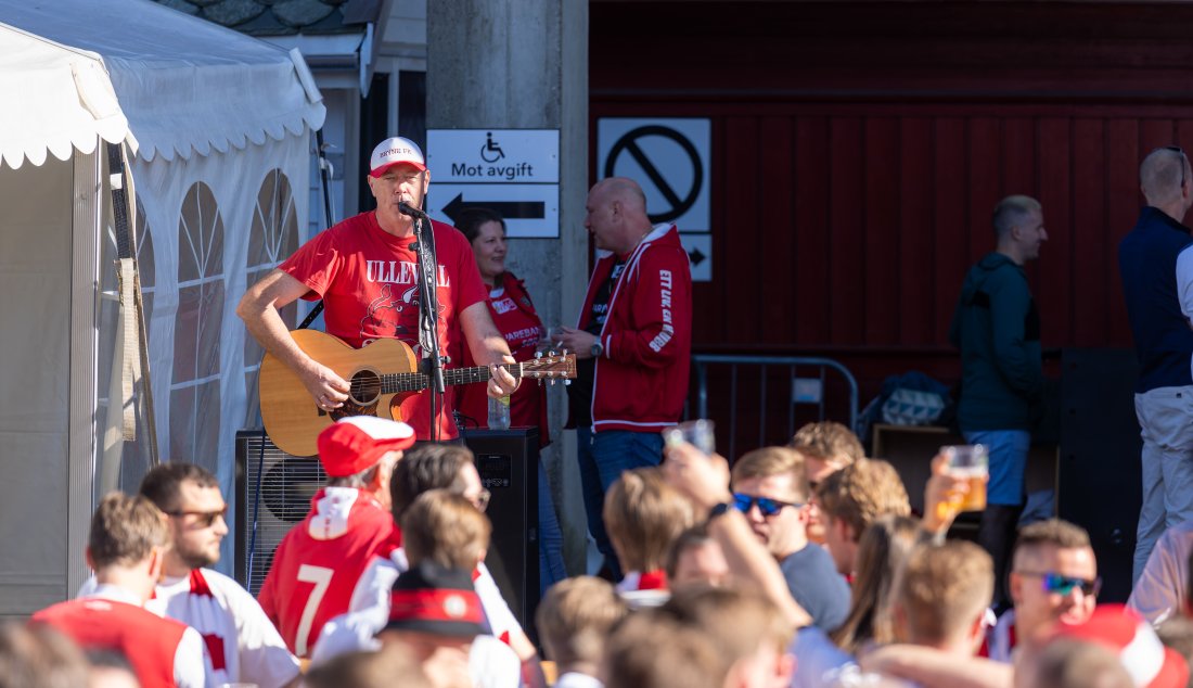 Jens Budsberg kommer som vanlig for å varme opp publikum med allsang og god steming.