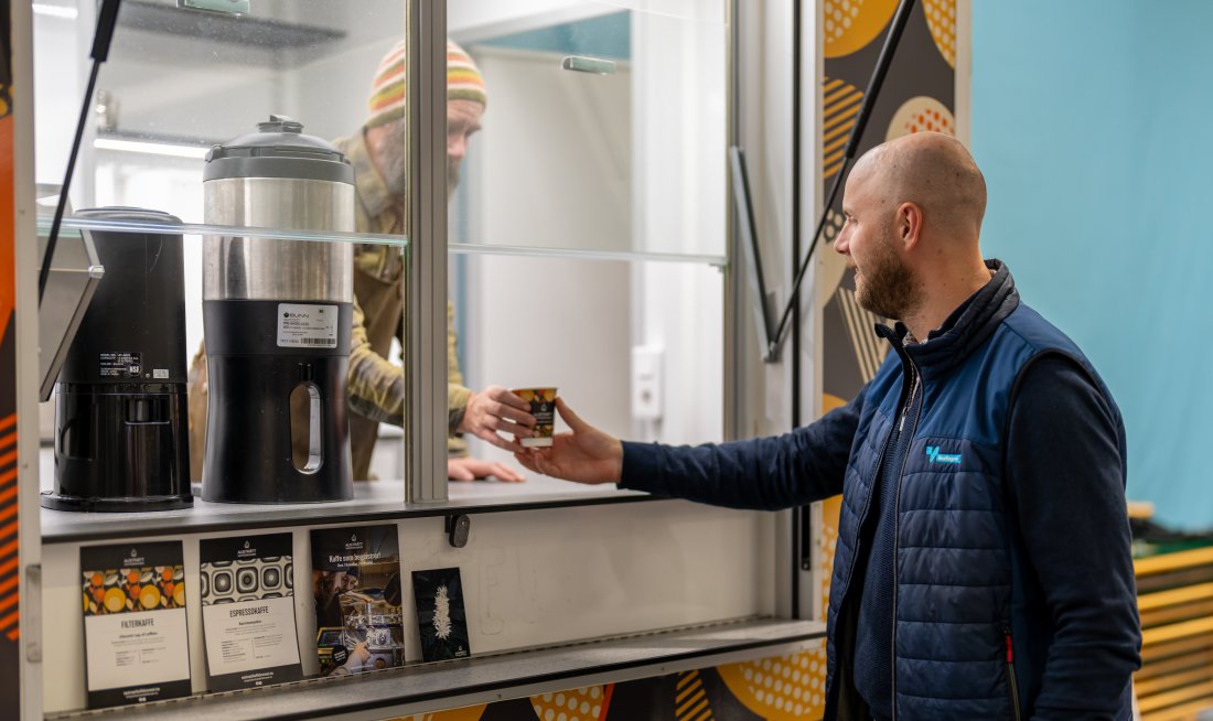 Austrått kaffebrenneri stiller med kaffe for å sette i gang drøsen.