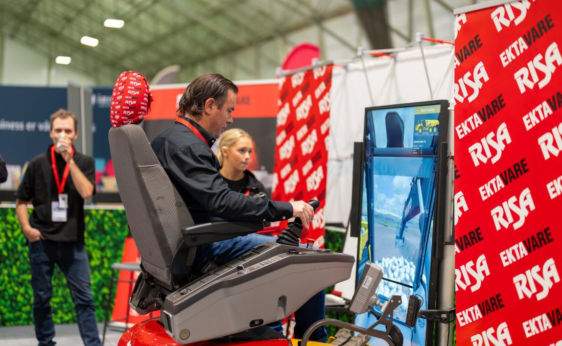 Det er mye som rører seg i næringslivet på Jæren. Risa sin gravemaskin-simulator er en populær aktivitet på Jærsk Drivkraft.