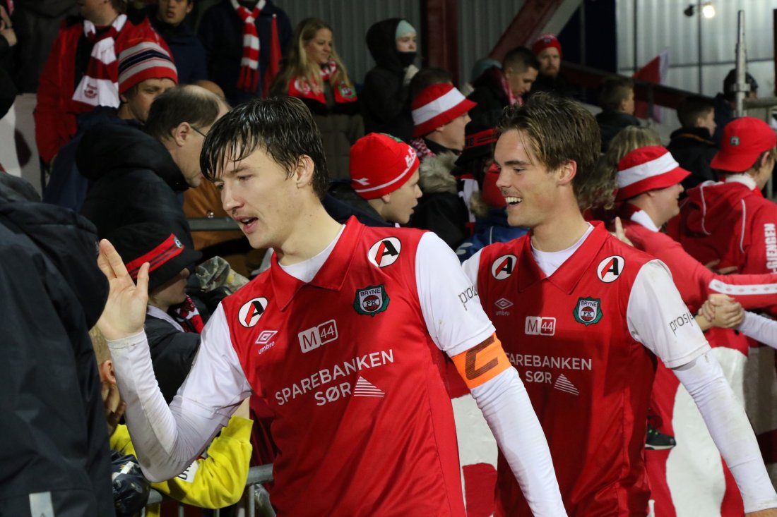 Axel Kryger kjenner godt til Sogndal, men må se kampen fra tribunen grunnet skade. Lars Erik Sødal er klar til kamp.