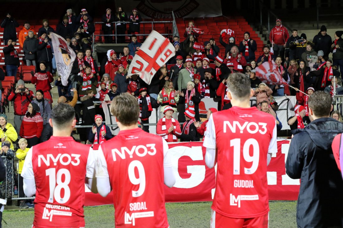 Jubel på tribunen etter kampen mot Sogndal i fjor.