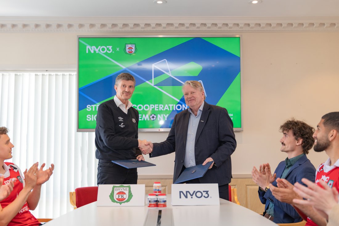 Daglig leder i Bryne FK Hans Øyvind Sagen og Roger Kristensen fra NYO3 etter å ha signert den nye avtalen for 2026.