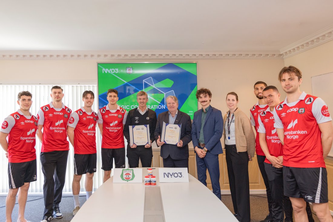 Flere spillere deltok på signeringsseremonien med NYO3: (f.v.) Duarte Moreira, Kristoffer Hay, Lars Erik Sødal, Jacob Haahr, Hans Øyvind Sagen, Roger Kristensen (Honorary Chairman of NYO3), Oliver Adams (Sales Executive NYO3), Lisa Christensen, Paya Pichkah, Dadi Dodou og Fabian Jeppestøl Engedal.