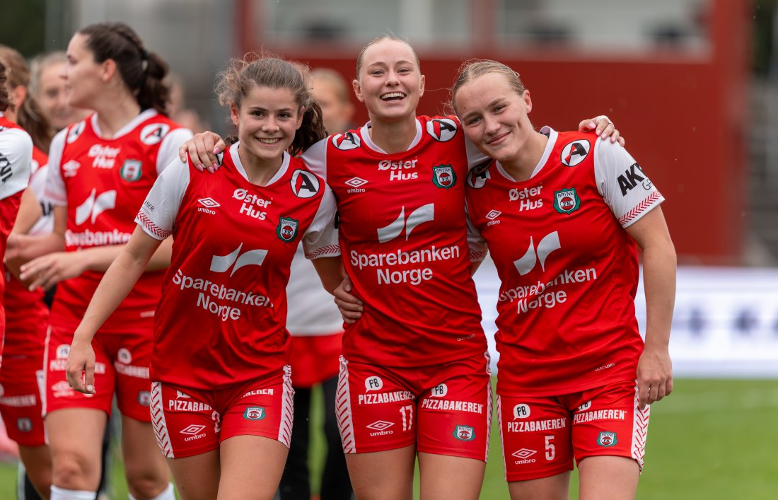 Disse skal spille 1. divisjon neste år! Frøya Sælevik Kjetland, tomålscorer Tonette Urdal Sivertsen og straffehelt Vibeke Fjogstad. Foto: Vibeke Fjogstad