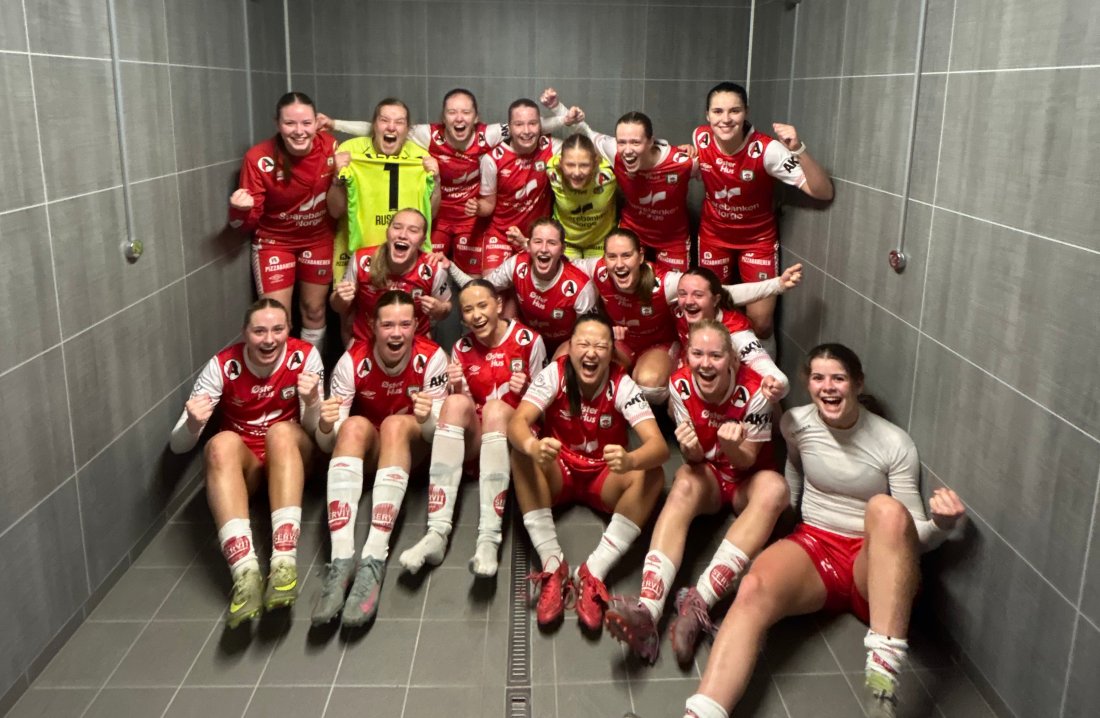 Brynelaget feirer i garderoben etter kampen.