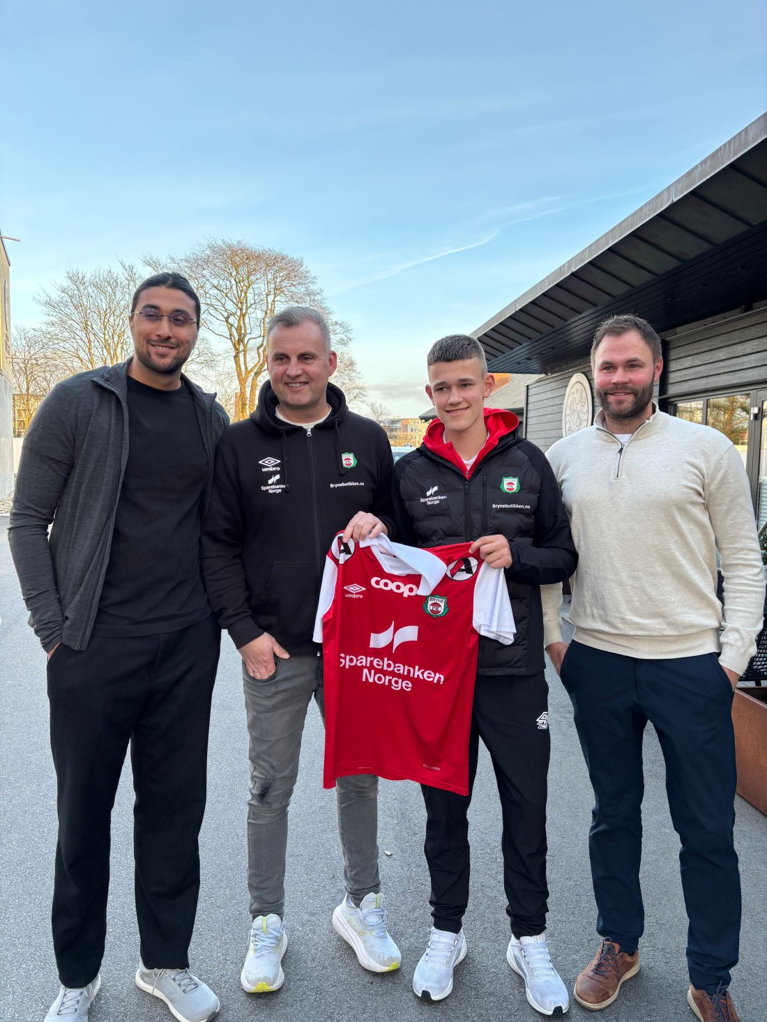 Agent Mikael Adampor, sportslig leder Roger Eskeland, David Motland og faren Torger Motland.