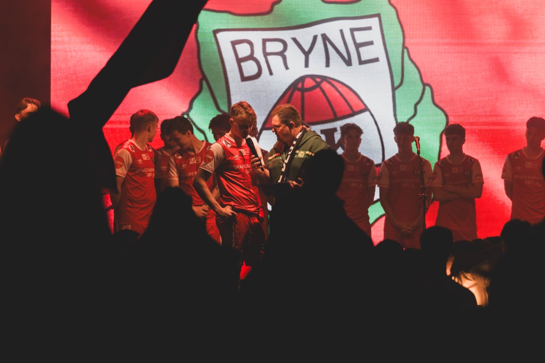 Speaker og konferansier PK er klar for å presentere spillertroppene på Bekkis.