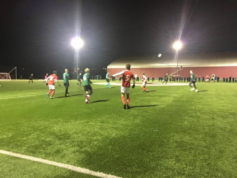 Rogvi med langpasning i treningskampen mot Staal Jørpeland.