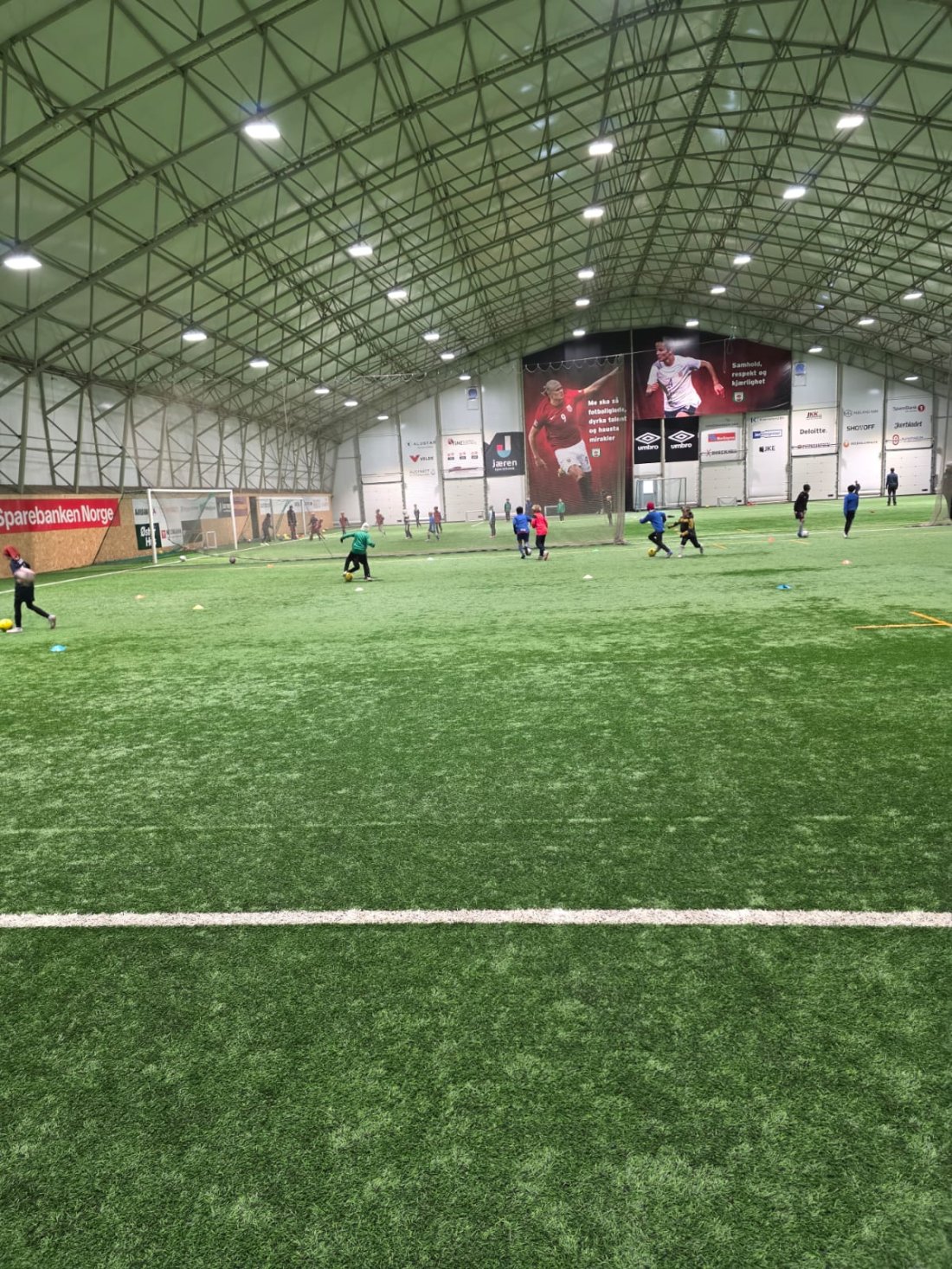 Jærhallen er full av aktivitet store deler av døgnet. Her er barn fra hele Jæren i gang med organisert søndagstrening.