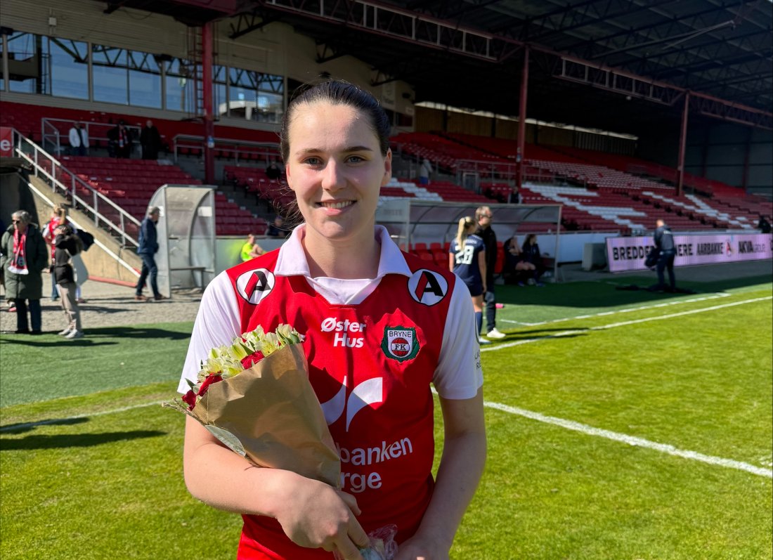Mari Haaland fikk blomster for 100 kamper etter den historiske 2-0 seieren mot Frigg.