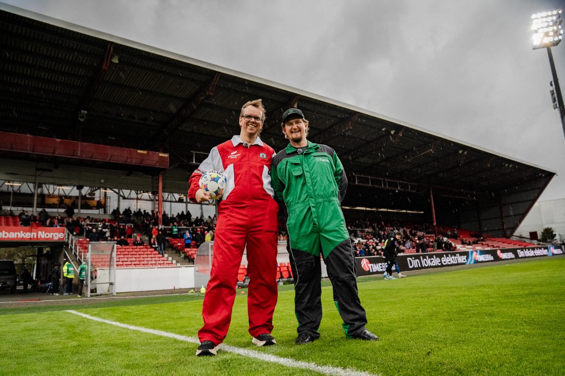 Bjørn Hagerup Røken i Bryne FK og Vegard fra Fatland håper på mange fjøsdresser på tribunen når Bryne møter Raufoss 14. oktober. <em>Foto: Fatland</em>