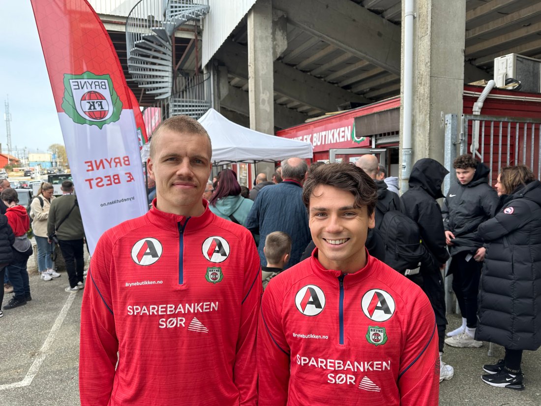 Jens Husebø og Sigurd Grønli fra A-laget hjalp til med å lose turistene gjennom Bryne stadion.